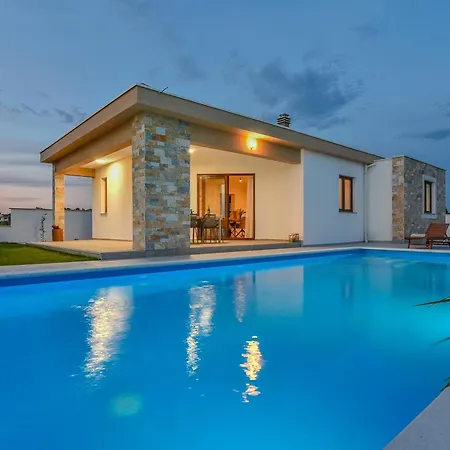 Villa House Jure With Private Pool