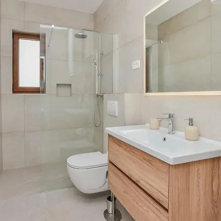 House Jure With Private Pool