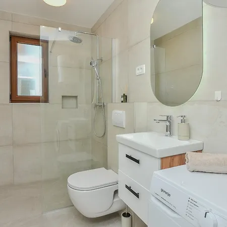 House Jure With Private Pool Villa