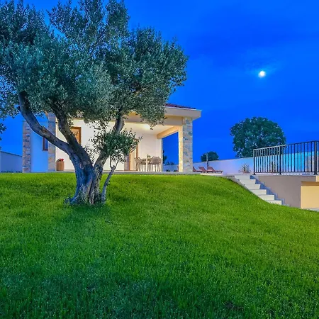 House Jure With Private Pool Villa *